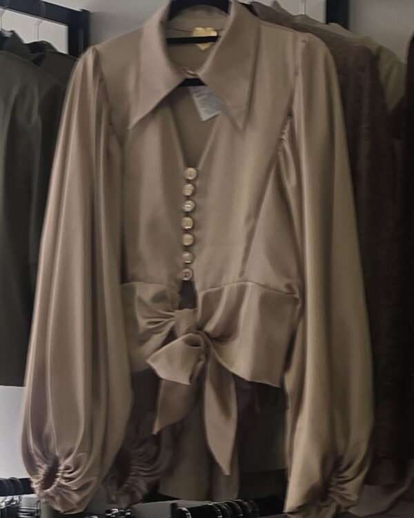 Satenasta bluza s pentljo